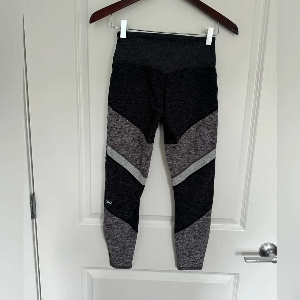 ALO yoga Leggings size Small AloSoft 7/8 grey colorblock
